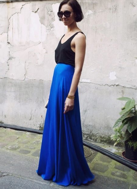 Jupe mi-longue mi-bleue