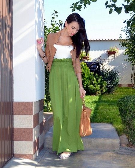 Longue jupe verte demi soleil en combinaison avec une veste