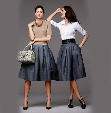 Jupe cloche moelleuse sous le genou avec un pull
