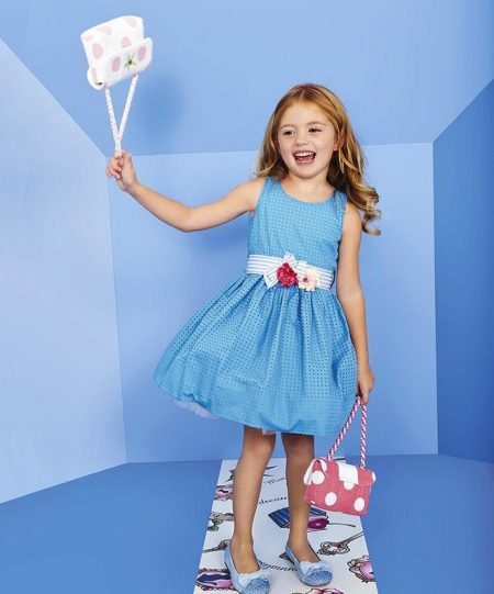 Robe de cocktail pour les filles avec une ceinture