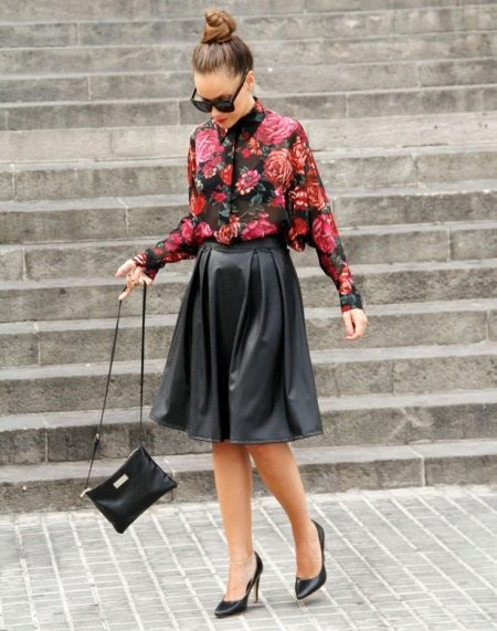 Jupe en cuir soleil en combinaison avec une chemise