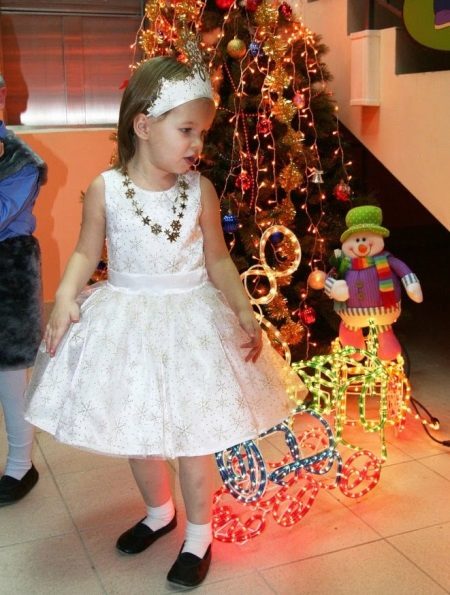 La robe du Nouvel An le Flocon de neige avec un décor pour la fille