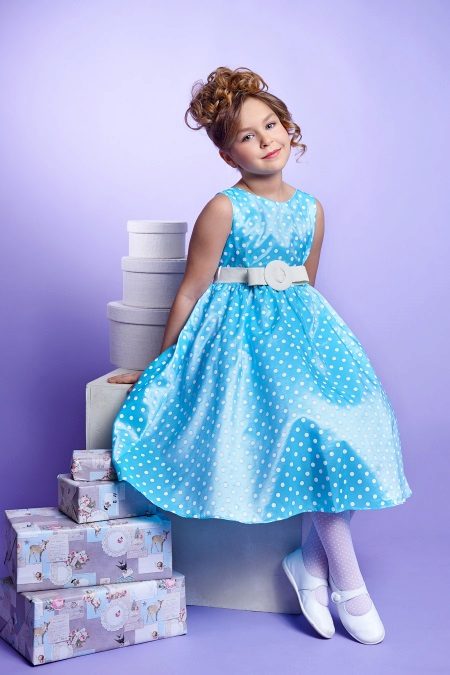 Robe de Nouvel An pour la fille dans un style rétro