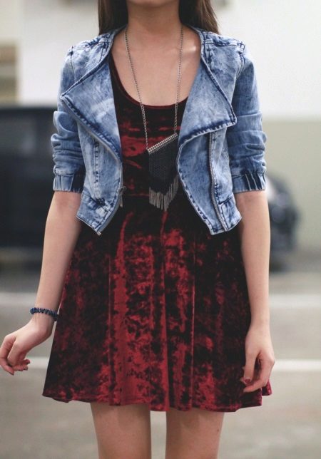 Robe courte en velours avec veste en jean