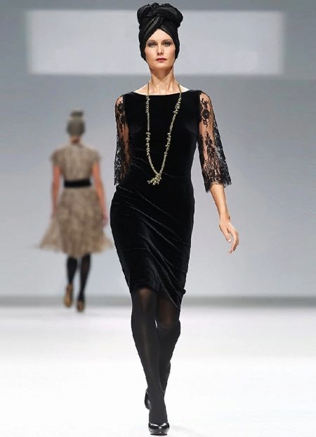 Robe de velours avec des décorations