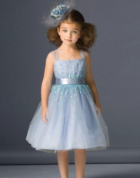 Lunette à une magnifique robe luxuriante pour une fille
