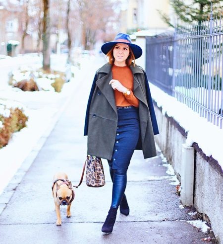 Jupe crayon bleu foncé en combinaison avec un manteau oversize