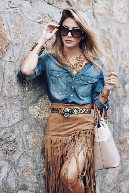 Jupe sable en daim avec chemise en jean